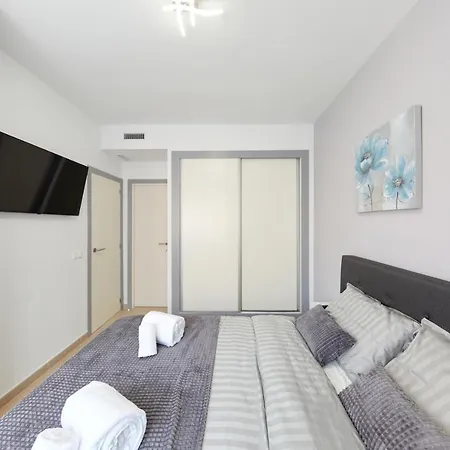 Apartment Luxurious Newly Renovated 2 Bedroom By The *