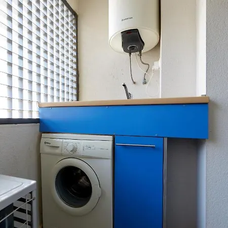 Luxurious Newly Renovated 2 Bedroom By The Apartment *