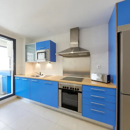 Apartment Luxurious Newly Renovated 2 Bedroom By The