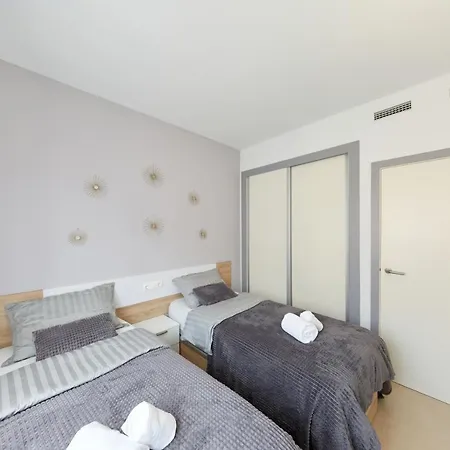 Luxurious Newly Renovated 2 Bedroom By The *