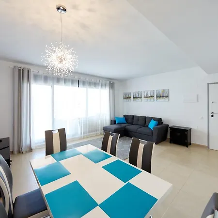 Apartment Luxurious Newly Renovated 2 Bedroom By The