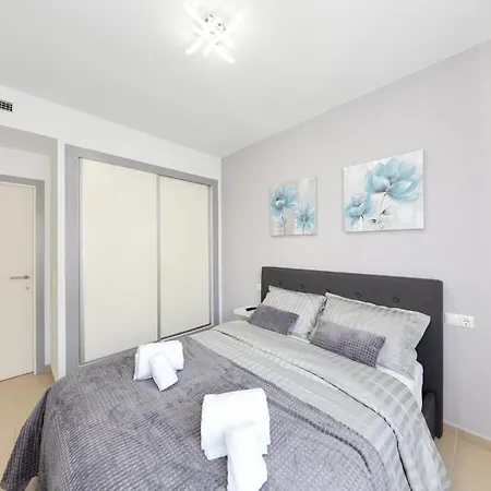 Apartment Luxurious Newly Renovated 2 Bedroom By The