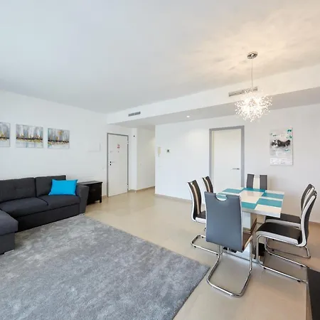 Luxurious Newly Renovated 2 Bedroom By The Apartment *