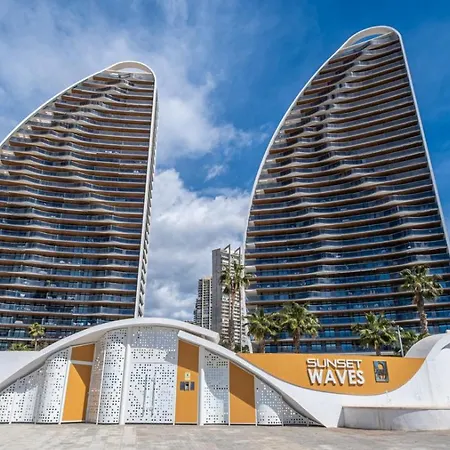 Familiar - Sunset Waves -grupo Ami Appartement